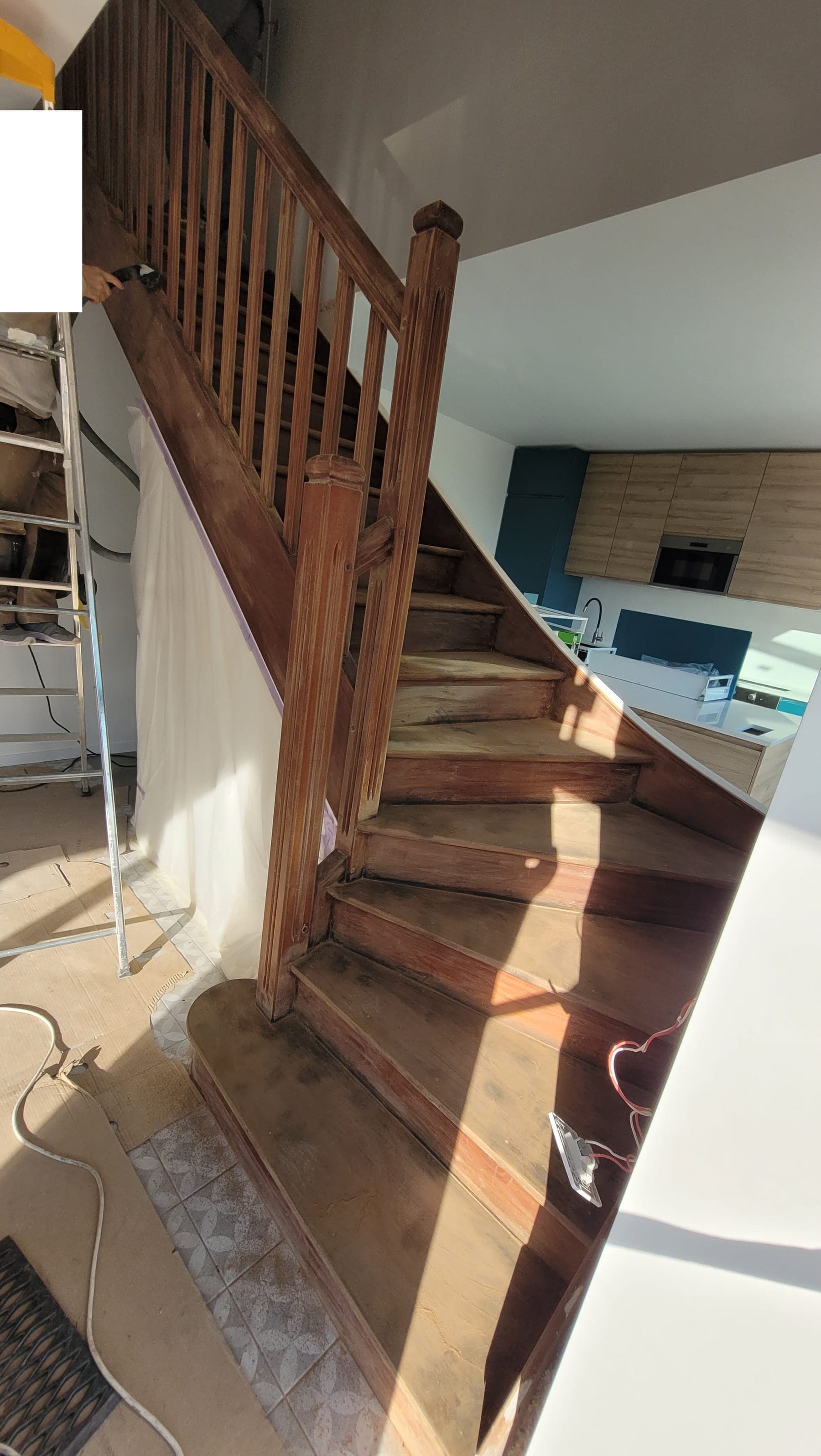 Rénovation d'un vieil escalier bois en un escalier moderne — photo 2 sur 3