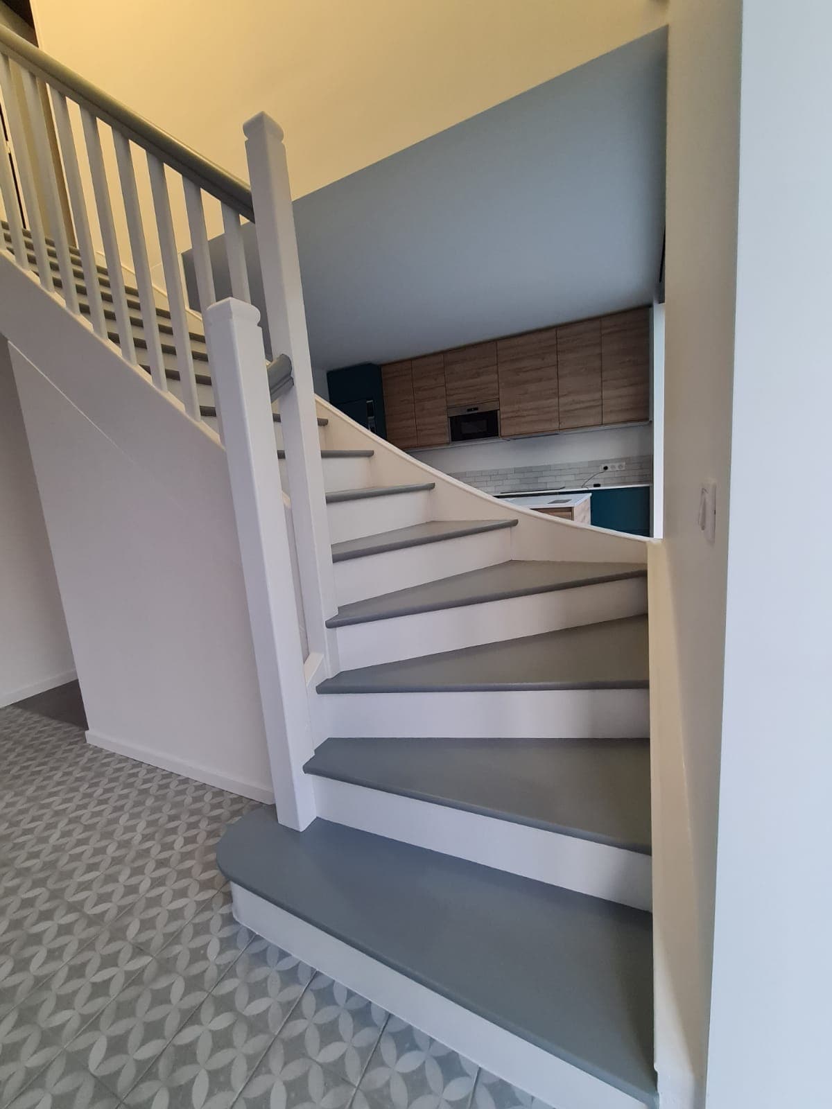 Rénovation d'un vieil escalier bois en un escalier moderne — photo 1 sur 3